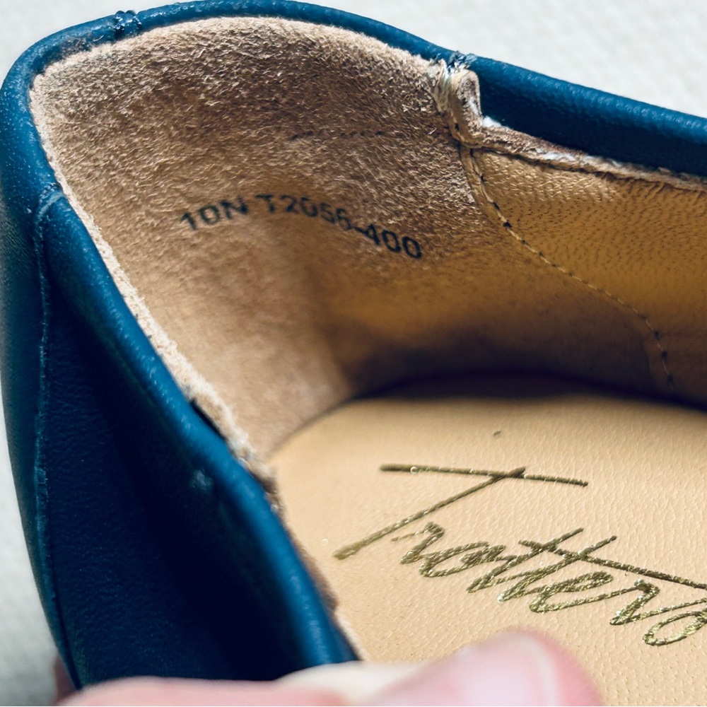 Trotters Classic Navy Flats - Picture 13 of 13